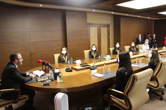 Bakan Kasapoğlu Cimnastiğin Altın Kızları İle Bir Araya Geldi