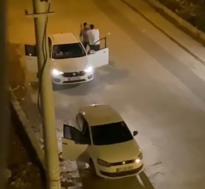 Antalya’da Otomobil İçerisindeki Kadının Yüzüne Tekme