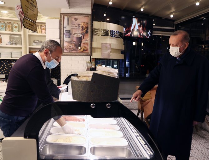 Cumhurbaşkanı Erdoğan, Çengelköy’de Dondurmacıya Uğradı