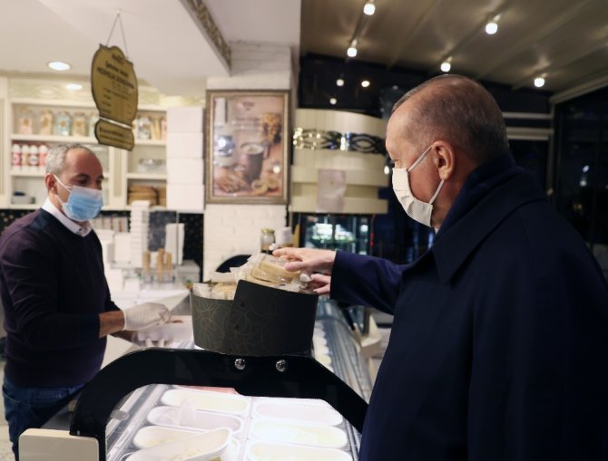 Cumhurbaşkanı Erdoğan, Çengelköy’de Dondurmacıya Uğradı