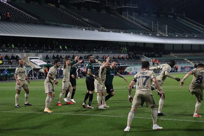 Süper Lig: Y. Denizlispor: 0 - Fenerbahçe: 2 (İlk Yarı)