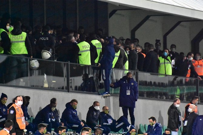 Denizlispor-fenerbahçe Maçında Yöneticiler Arasında Tartışma Çıktı