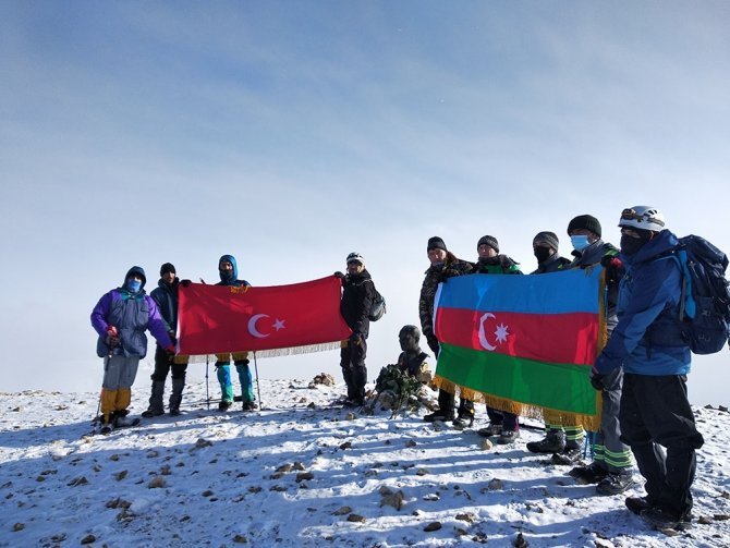 Azerbaycanlı Ve Türk Dağcılar “Haydar Zirvesi” Ve “Atatürk Zirvesi”ne Tırmandı