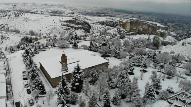 Elazığ’a Mevsimin İlk Karı Yağdı, Harput’ta Kartpostallık Görüntüler Oluştu