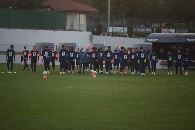Trabzonsporlu Futbolcular ’Irkçılığa Hayır’ Yazılı Tişörtlerle Antrenmana Çıktı