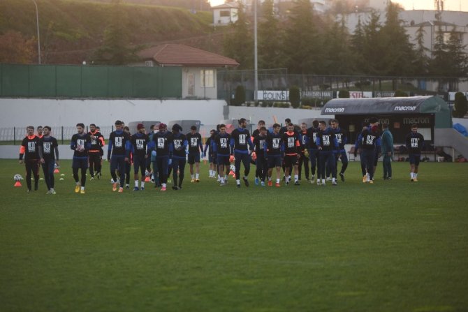 Trabzonsporlu Futbolcular ’Irkçılığa Hayır’ Yazılı Tişörtlerle Antrenmana Çıktı
