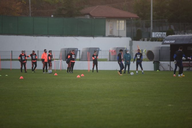 Trabzonsporlu Futbolcular ’Irkçılığa Hayır’ Yazılı Tişörtlerle Antrenmana Çıktı