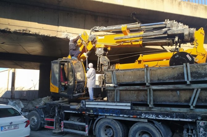 Trabzon’da Vinç Viyadüğe Takıldı: 1 Yaralı