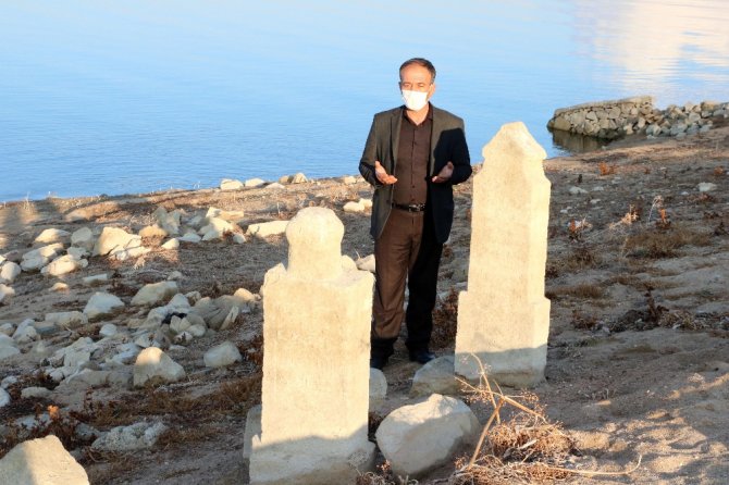 Kuraklık 26 Yıl Sonra Baraj Altındaki Köy Gün Yüzüne Çıktı