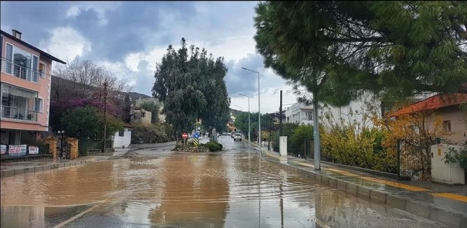 Urla’yı Sağanak Yağış Vurdu