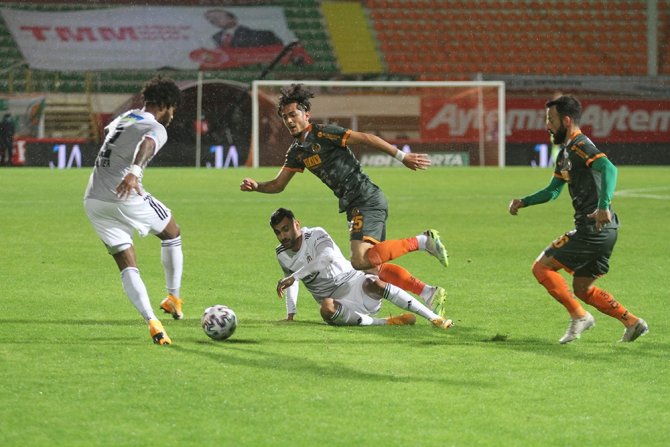 Süper Lig: Alanyaspor: 0 - Beşiktaş: 0 (Maç Devam Ediyor)