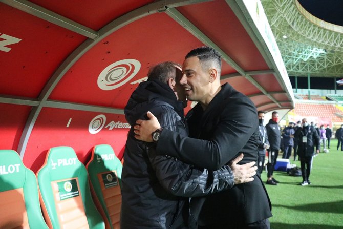 Süper Lig: Alanyaspor: 0 - Beşiktaş: 0 (Maç Devam Ediyor)