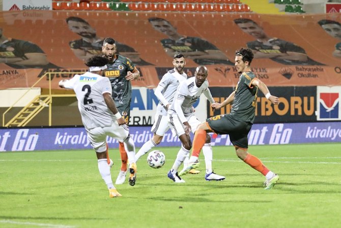 Süper Lig: Aytemiz Alanyaspor: 1 - Beşiktaş: 0 (İlk Yarı)
