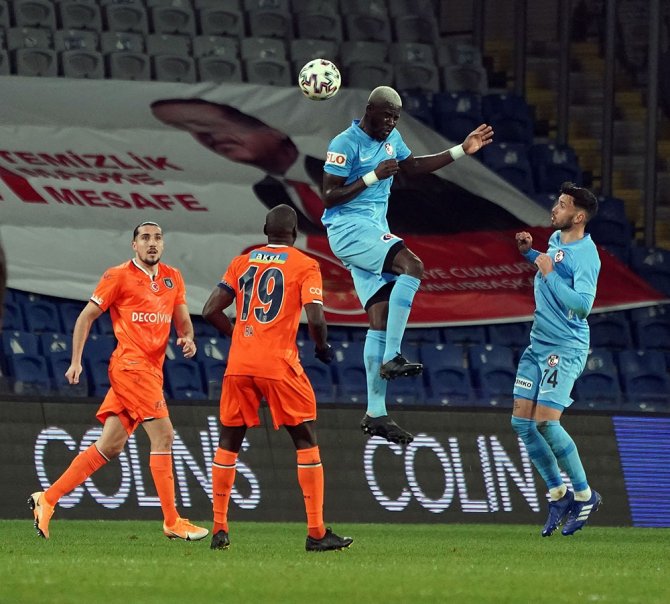 Süper Lig: Medipol Başakşehir: 0 - Gaziantep Futbol Kulübü: 1 (İlk Yarı)