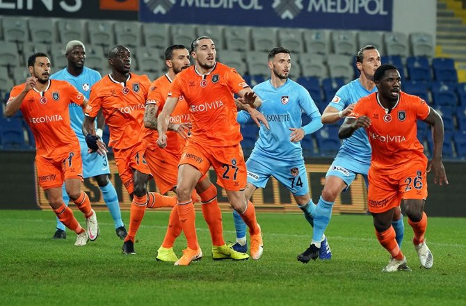 Süper Lig: Medipol Başakşehir: 0 - Gaziantep Futbol Kulübü: 1 (İlk Yarı)