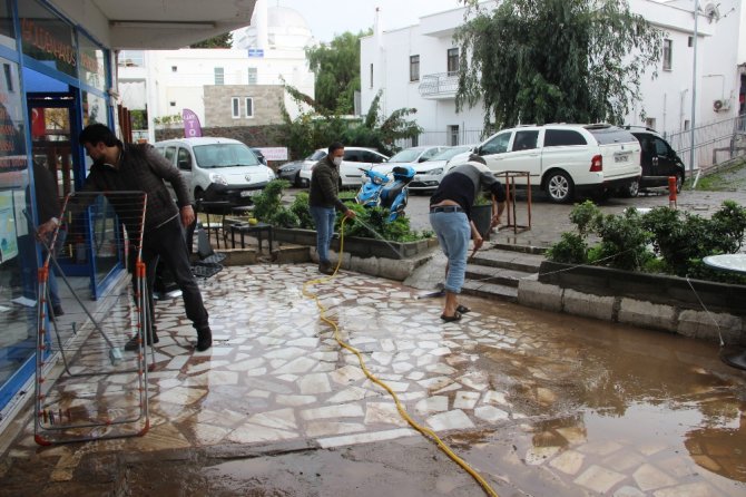 Bodrum’da Dükkanlar Sular Altında Kaldı