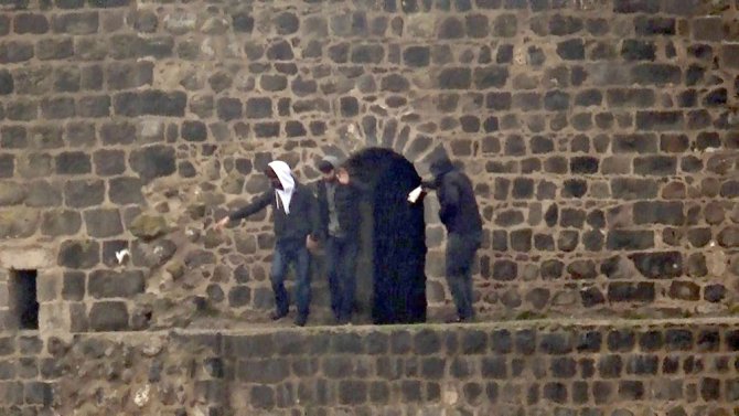 Korona Virüsü Unutup Surlarda Halay Çektiler, Mendil Düşünce Halaya Son Verdiler