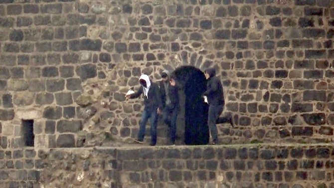 Korona Virüsü Unutup Surlarda Halay Çektiler, Mendil Düşünce Halaya Son Verdiler