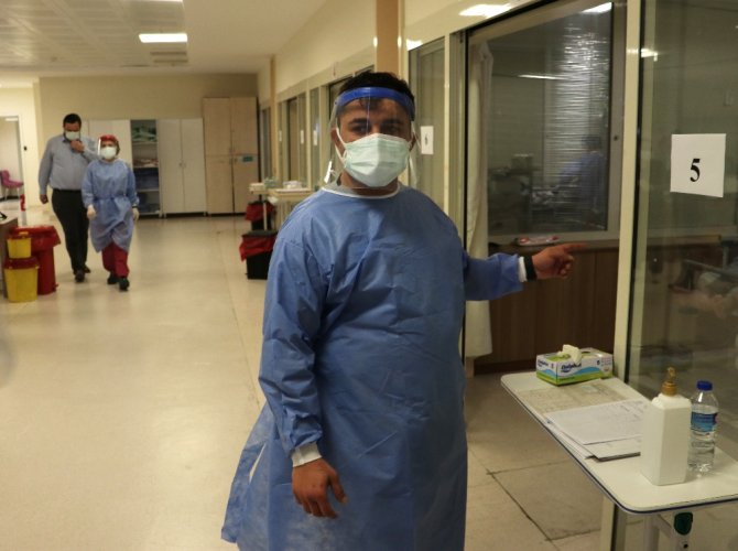 Doktor Baba 1 Aylık Evladına Dokunamamanın Üzüntüsünü Yaşıyor