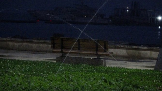 İbb Yağmurlu Havada Çimleri Suladı