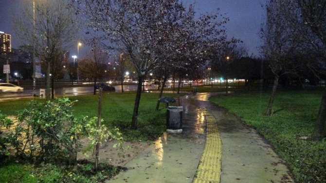 İbb Yağmurlu Havada Çimleri Suladı