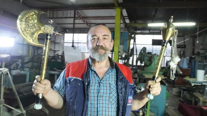 Balıkesirli Makineci Bahçeli Ve Aliyev İçin Altın Kaplama Teber Ve Topuz Yaptı
