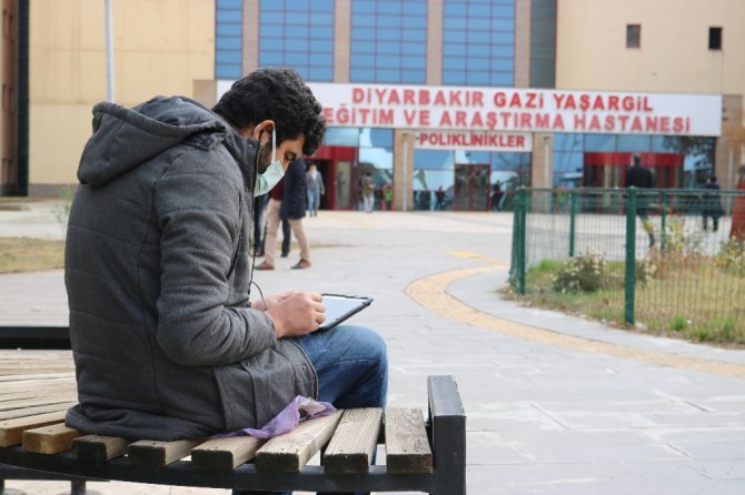 Soğuk Havada Hastane Bahçesinden Uzaktan Eğitim Veren Cefakar Öğretmene Oda Tahsis Edildi