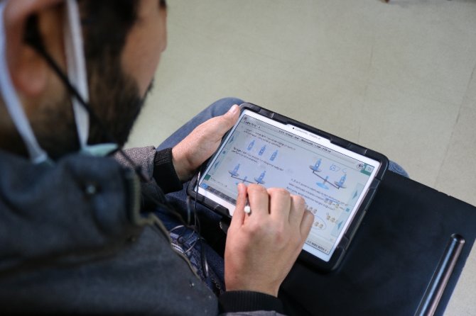 Soğuk Havada Hastane Bahçesinden Uzaktan Eğitim Veren Cefakar Öğretmene Oda Tahsis Edildi