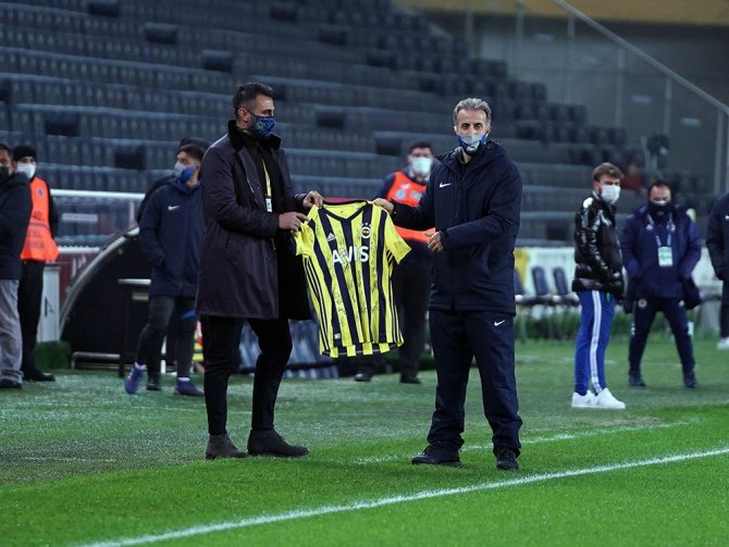 Kadıköy’de Erdoğan Yılmaz’a İmzalı Forma