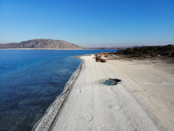 Su Seviyesi Azalan Salda Gölü’nde Küçük Adacıklar Oluştu