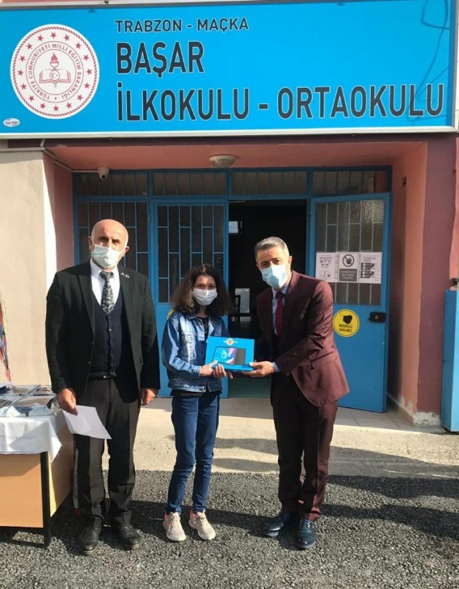 Maçka’da 8. Sınıflara Tablet Dağıtıldı