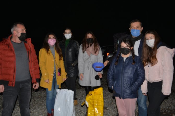 Ormana Terk Edilen Sokak Köpeklerini Beslemek İçin Kilometrelerce Yol Gidiyorlar