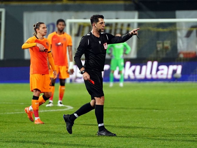 Fatih Terim Oyundan Atıldı