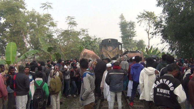 Bangladeş’te Tren Otobüse Çarptı: 12 Ölü, 5 Yaralı