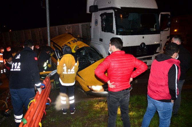 Samsun’da Tır Ticari Taksiye Çarptı: 3 Yaralı
