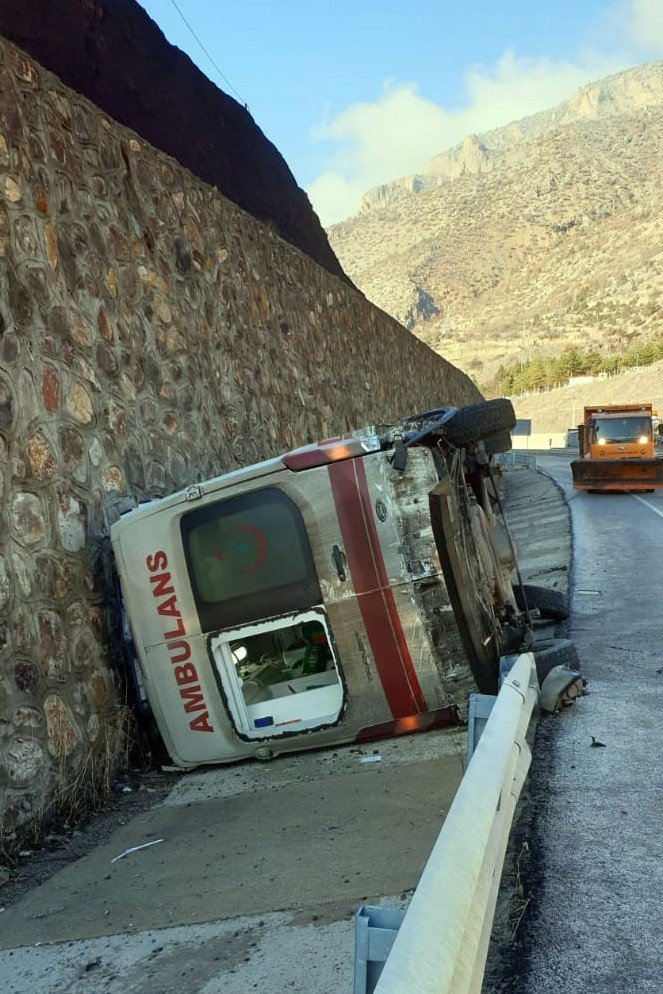 Gümüşhane’de Ambulans Kaza Yaptı: 2 Sağlıkçı Yaralandı