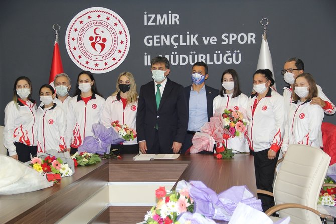 Şampiyonu, Şampiyonlar Karşıladı