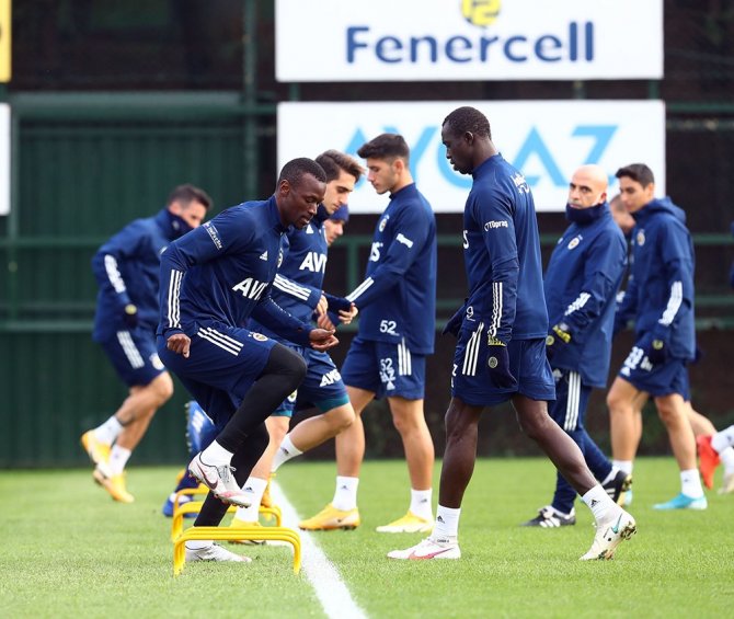 Fenerbahçe’de Sosa Ve Tolga Ciğerci Antrenmanda Yer Almadı