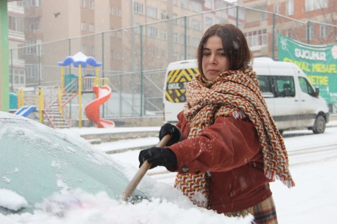 Erzurum’da Etkili Olan Kar Yağışı Kenti Beyaza Bürüdü
