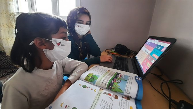 Tableti Olmayan 7 Yaşındaki Öğrenci, Canlı Derslere Katılmak İçin Her Gün 1 Kilometre Yürüyor