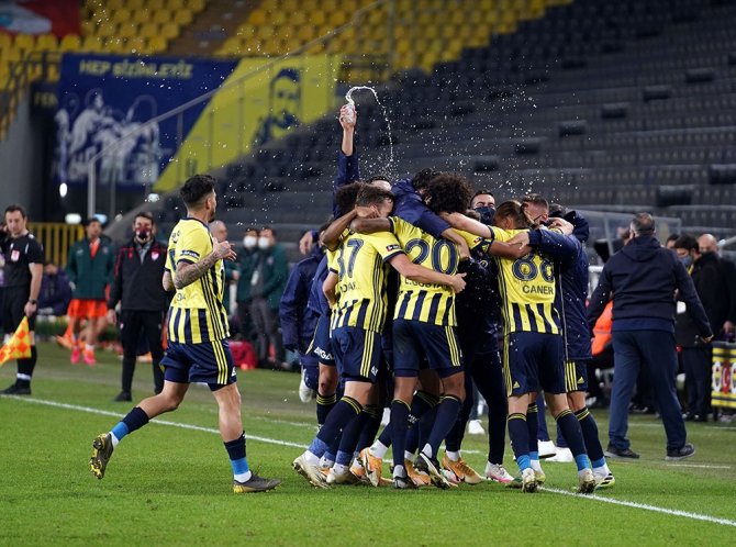 Süper Lig: Fenerbahçe: 4 - Medipol Başakşehir: 1 (Maç Sonucu)
