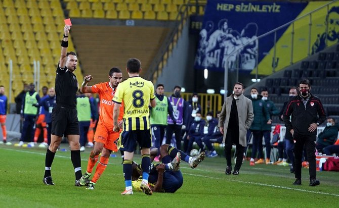 Başakşehir, Fenerbahçe Maçını 9 Kişi Tamamladı