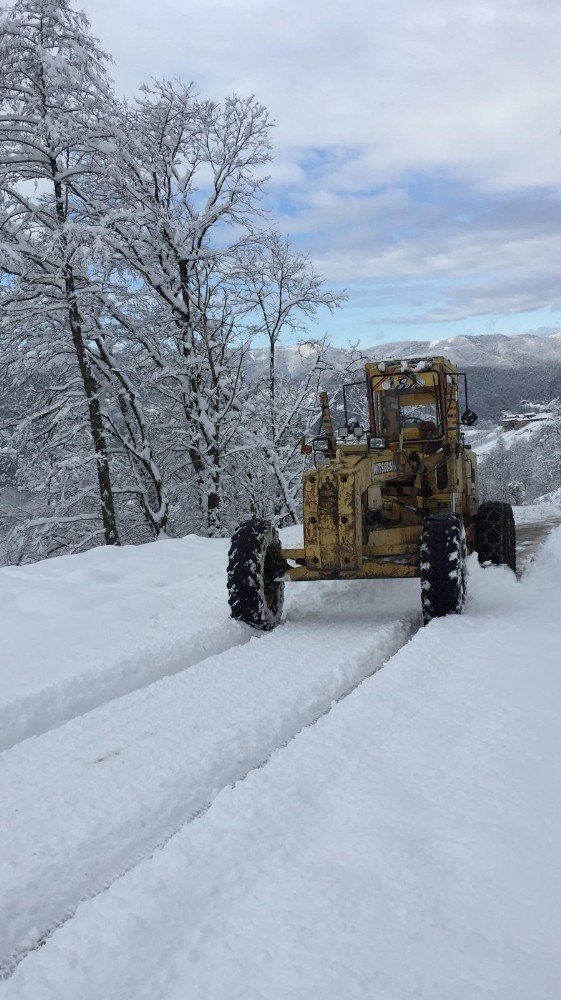 Trabzon’da 102 Mahalle Yolu Kar Nedeniyle Ulaşıma Kapandı