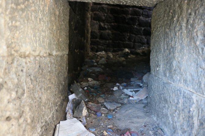 Unesco Dünya Kültür Mirası Listesi’ndeki Diyarbakır Surlarının İçi Çöplükle Dolu