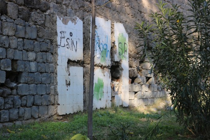 Unesco Dünya Kültür Mirası Listesi’ndeki Diyarbakır Surlarının İçi Çöplükle Dolu