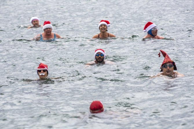 İsviçre’de Noel Baba Şapkalarıyla Göle Atladılar