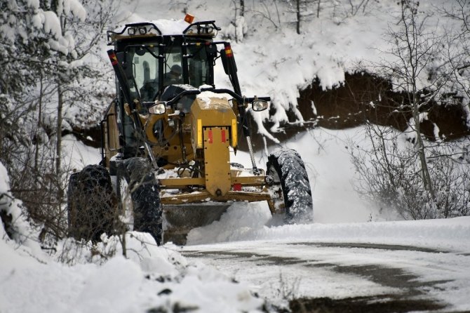 Gümüşhane’de Kar Nedeniyle Kapanan Köy Yolları Ulaşıma Açılıyor