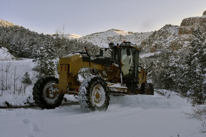 Gümüşhane’de Kar Nedeniyle Kapanan Köy Yolları Ulaşıma Açılıyor