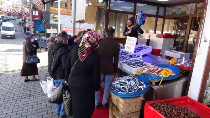 2 Günlük Hafta Sonu Kısıtlaması Öncesi Hamsi Tezgahlarına Akın Ettiler