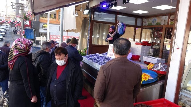 2 Günlük Hafta Sonu Kısıtlaması Öncesi Hamsi Tezgahlarına Akın Ettiler